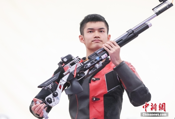 9月25日，杭州第19届亚运会射击男子10米气步枪个人赛在富阳银湖体育中心进行，中国选手盛李豪以总分253.3夺得金牌，并创造新的世界纪录。中新社记者 贾天勇 摄