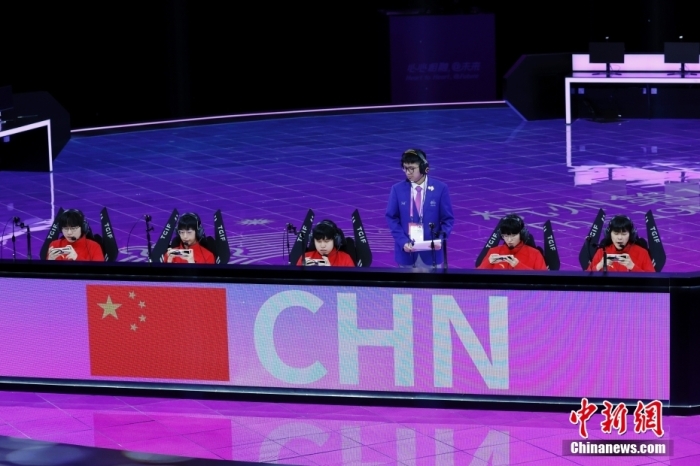 9月24日，杭州第19届亚运会电子竞技项目在杭州电竞中心开赛。中国队选手亮相电子竞技项目王者荣耀亚运版本八强淘汰赛，并以2:0战胜缅甸队，晋级下一轮。图为中国队选手在比赛中。
中新社
记者 韩海丹 摄