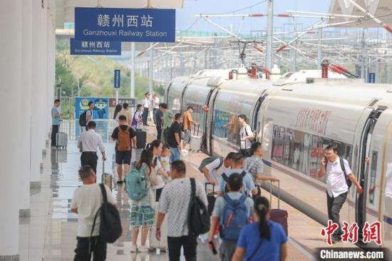 China's Golden Week Day 1 witnesses record-breaking railway passengers