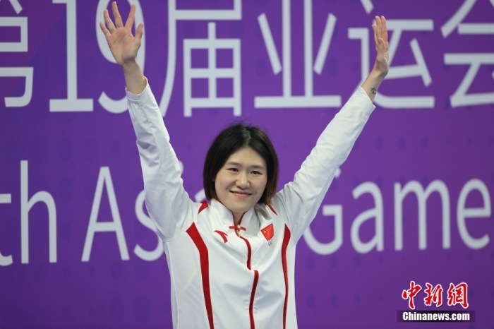 9月28日，杭州第19届亚运会女子200米蛙泳决赛在杭州奥体中心游泳馆举行，中国选手叶诗文以2分23秒84获得金牌。中新社记者 汤彦俊 摄 　