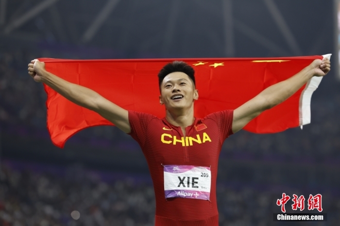 9月30日，杭州第19届亚运会田径男子100米决赛在杭州奥体中心体育场举行，中国选手谢震业以9秒97获得金牌。中新社记者 富田 摄