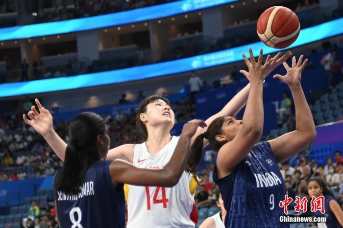 10月1日，杭州第19届亚运会女子篮球A组预赛在杭州奥体中心体育馆举行。中国队（白）111比53胜印度队（蓝）。图为中国队14号球员李月汝在比赛中。中新社记者 安源 摄
