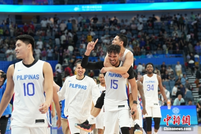 10月4日，杭州第19届亚运会男子篮球半决赛在杭州奥体中心体育馆举行。中国男蓝76比77负于菲律宾男篮无缘决赛。图为赛后菲律宾队员庆祝胜利。中新社发 史春阳 摄