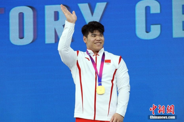 中国选手刘焕华在领奖台上向观众挥手致意。<a target='_blank' href='/' >中新网</a>记者 汤彦俊 摄