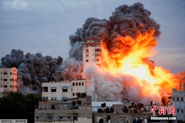 综合外媒报道，当地时间7日，以色列总理内塔尼亚胡发表声明称，以色列“处于战争状态”，以军将出动全部军事力量摧毁巴勒斯坦伊斯兰抵抗运动(哈马斯)。据此前报道，当地时间7日，巴勒斯坦伊斯兰抵抗运动(哈马斯)向以色列发射大量火箭弹，造成多人死伤，耶路撒冷全城响起防空警报。图为当地时间10月7日，在以色列军队袭击加沙城内一座高楼后，现场火光冲天浓烟滚滚。