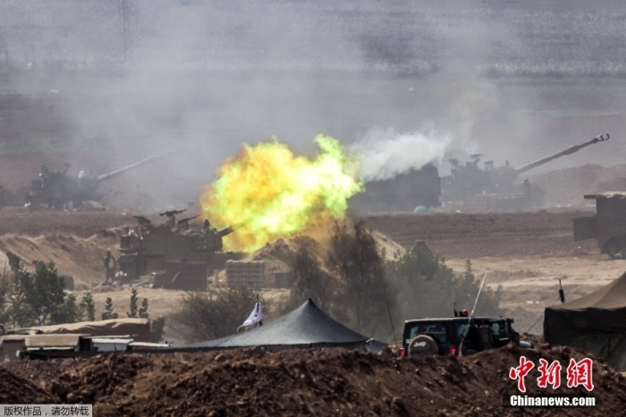 图为当地时间10月12日，以色列军队在以色列南部与加沙边界附近发射炮弹。
