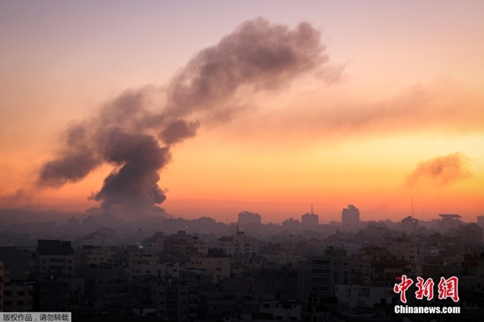 资料图	：遭空袭后加沙城上空浓烟升腾。