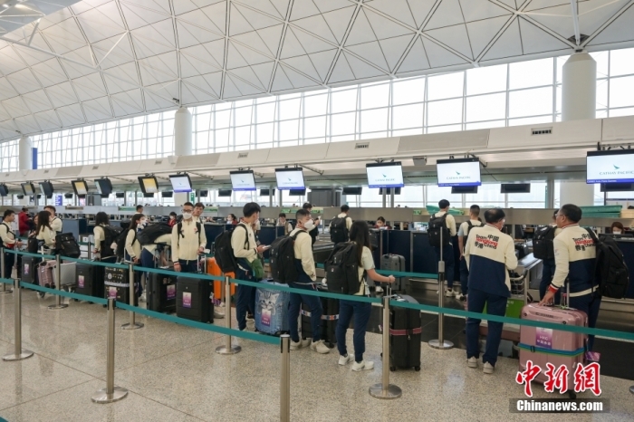 10月18日，中国香港代表团大部分成员在香港国际机场出发前往杭州，参加第四届亚残运会。图为中国香港代表团成员办理登机手续。
中新社
记者 陈永诺 摄