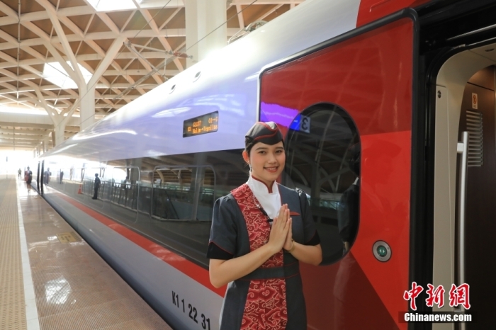 当地时间10月17日，一名乘务员在列车前。当日，印尼雅加达至万隆高速铁路正式开通运营。这标志着印尼迈入高铁时代，中印尼共建“一带一路”取得重大标志性成果。<a target='_blank' href='/'>中新社</a>记者 李志全 摄