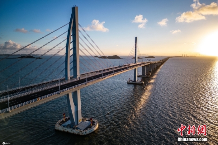 港珠澳大桥跨越伶仃洋，全长55公里，东接香港，西接广东省珠海市和澳门，是在“一国两制”框架下、粤港澳三地首次合作建设的超大型跨海交通工程。图/icphoto
