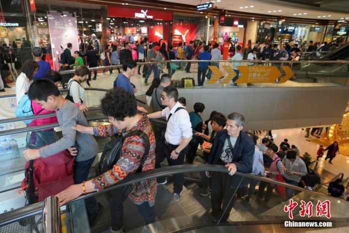 资料图：位于香港东涌的购物中心里人山人海，除了香港当地居民外，众多经港珠澳大桥抵达香港的内地游客前来购物。
中新社
记者 张炜 摄