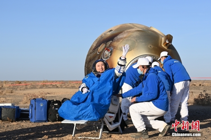 据中国载人航天工程办公室消息，北京时间2023年10月31日9时10分，神舟十六号航天员景海鹏、朱杨柱、桂海潮全部安全顺利出舱，健康状态良好。
至此，航天员景海鹏圆满完成了第四次飞天旅程，累计在轨执行任务时间超过200天，是目前为止执行飞行任务次数最多的中国航天员。中国首位航天飞行工程师朱杨柱和首位载荷专家桂海潮也圆满完成首飞之旅，标志着我国现有3种类型航天员均已完成飞行考核和实践检验，为工程后续发展建设和大规模开展空间科学实(试)验打下良好基础。汪江波 摄