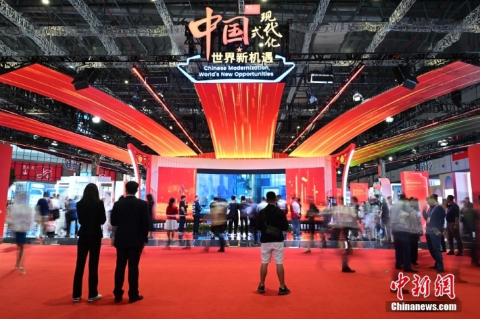 11月5日，进博会中国馆吸引众多参观者。当日，第六届中国国际进口博览会在上海开幕。<a target='_blank' href='/'>中新社</a>记者 田雨昊 摄