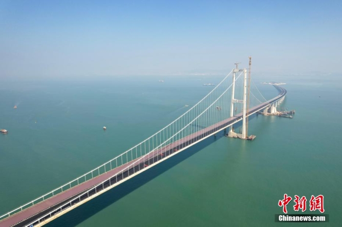 深中通道伶仃洋大桥与西人工岛。(无人机照片)记者 陈骥旻 摄