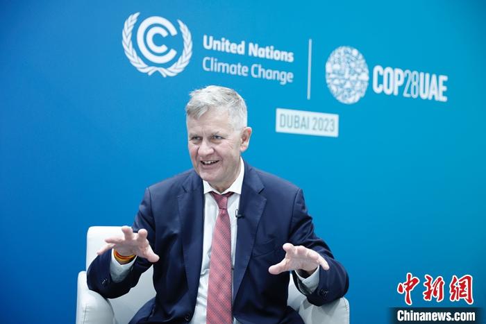 《联合国气候变化框架公约》第二十八次缔约方大会（COP28）正在阿联酋迪拜举办。当地时间11月30日，联合国前副秘书长、欧盟亚洲中心联席主席埃里克·索尔海姆在会议间隙接受<a target='_blank' href='/'>中新社</a>记者专访时表示，在过去40多年中，中国的崛起是全球最重要的发展。中国崛起不仅惠及中国民众，而且惠及全世界，可以说“中国赢了，我们每个人也都赢了”。 <a target='_blank' href='/'>中新社</a>记者 韩海丹 摄