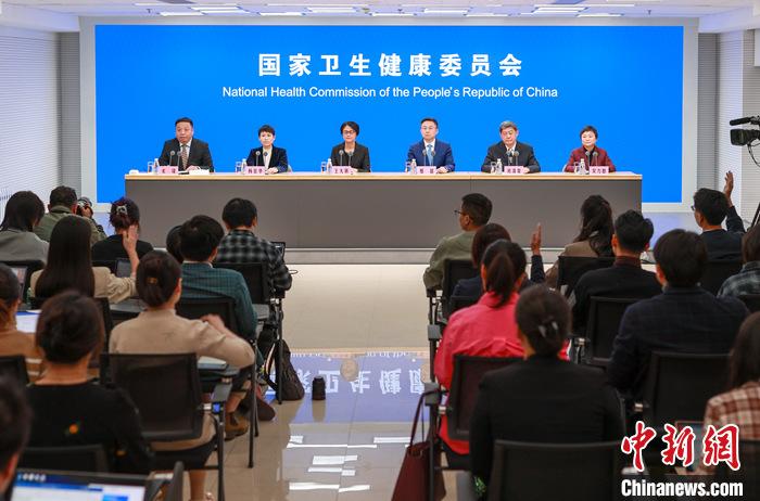 12月2日，中国国家卫生健康委员会在北京召开新闻发布会，介绍冬季呼吸道疾病防治有关情况，并回答媒体提问。 中新社记者 贾天勇 摄