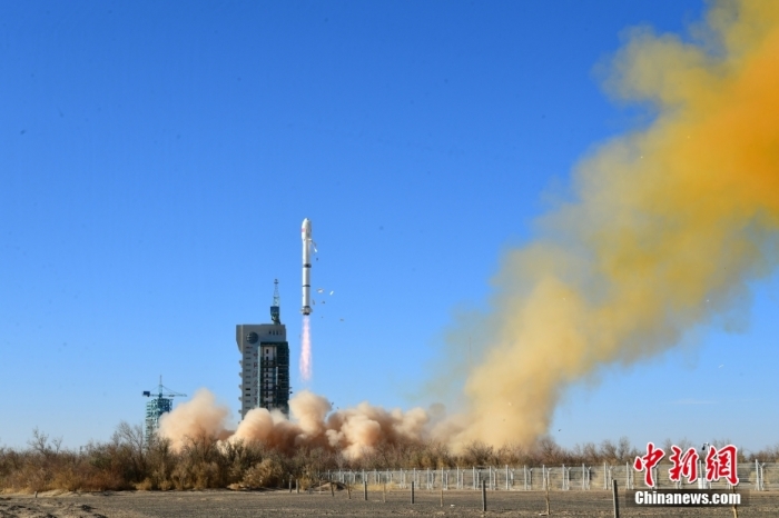 12月4日12时10分，中国在酒泉卫星发射中心用长征二号丙运载火箭，成功发射埃及二号卫星。援埃及二号卫星项目是中埃两国在共建“一带一路”倡议提出十年来，秉持“共商共建共享”原则，开展全方位务实合作结出的硕果。汪江波 摄