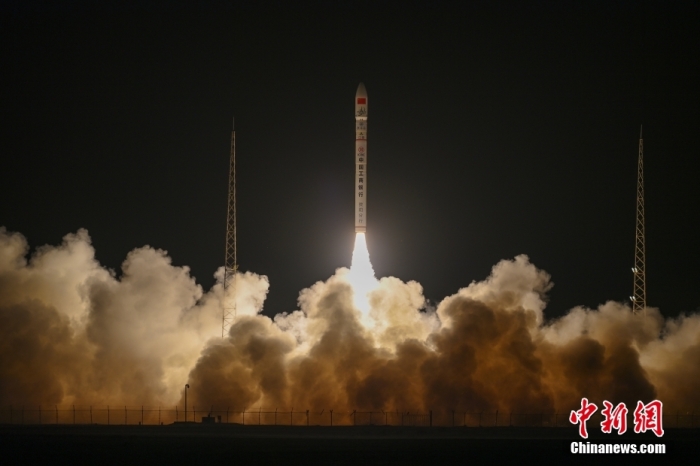 北京时间12月5日7时33分，谷神星一号遥九运载火箭在我国酒泉卫星发射中心成功发射升空，将搭载的天雁16星、星池一号A星顺利送入预定轨道，发射任务获得圆满成功。此次任务是谷神星一号运载火箭第11次飞行。汪江波 摄