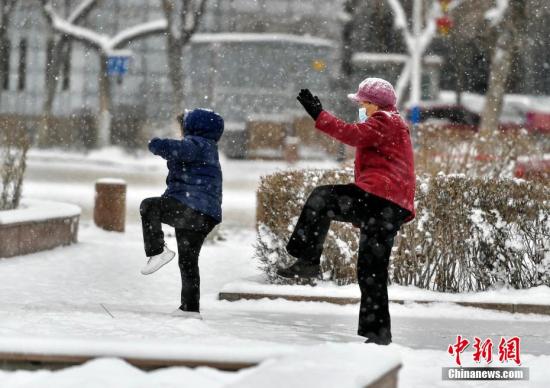 China raises response level for snow