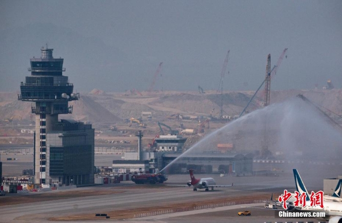 ARJ21降落在香港国际机场后准备通过水门欢迎仪式。<a target='_blank' href='/' >中新网</a>记者 侯宇 摄