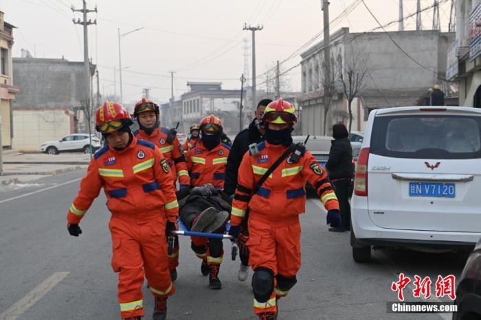 图为消防救护人员将伤者送往医院。
中新社
记者 李亚龙 摄