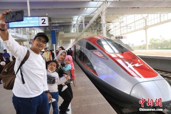 10月17日，印尼雅加达至万隆高速铁路正式开通运营。这一列红色涂装的高铁，标志着印尼迈入高铁时代，中印尼共建“一带一路”取得重大标志性成果。<a target='_blank' href='/'>中新社</a>记者 李志全 摄