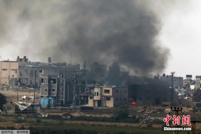 当地时间12月27日，新一轮巴以冲突仍在持续，加沙卫生部门称，以军在加沙地带的军事行动已致逾2.1万名巴勒斯坦人死亡，另有55243人受伤。图为当地时间12月27日，以色列南部与加沙边界附近浓烟滚滚。