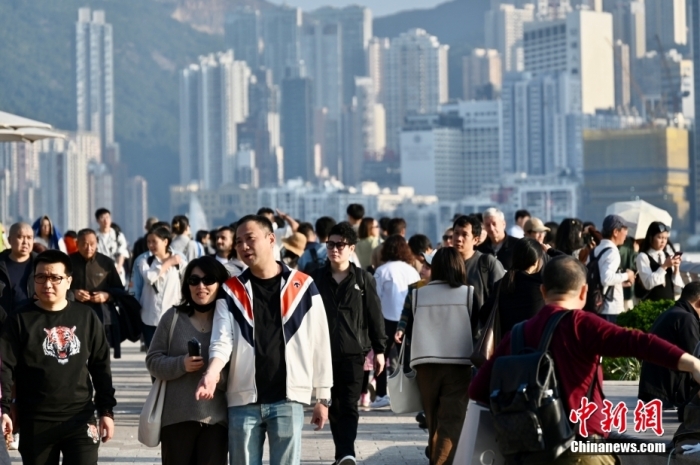 2024年伊始，大批旅客来到香港旅游。
中新社
记者 李志华 摄