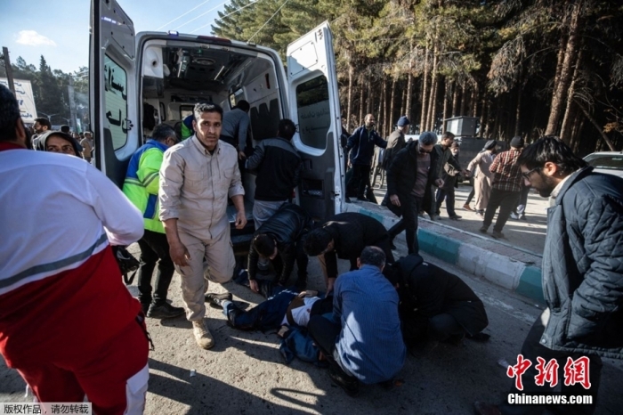 当地时间1月3日，伊朗克尔曼省克尔曼市发生连环爆炸事件，图为急救人员赶到现场。