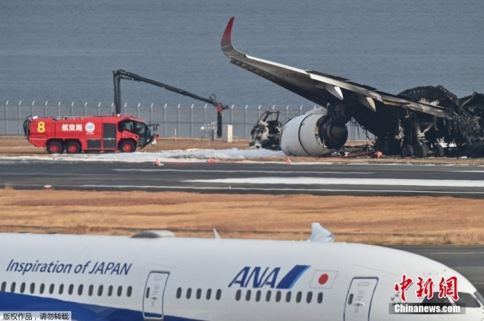 当地时间1月3日，日本东京羽田机场，图为日本航空客机与海上保安厅的小型飞机相撞后的飞机残骸。