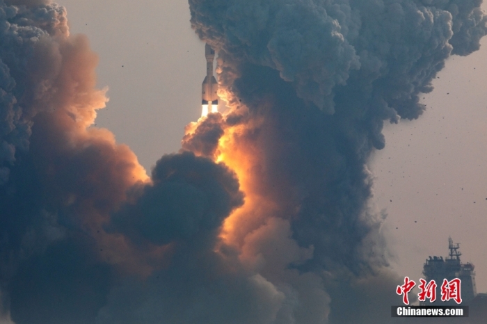 北京时间1月11日13时30分，引力一号遥一运载火箭由太原卫星发射中心在山东海阳附近海域点火升空，将云遥一号18～20星3颗卫星送入预定轨道，飞行试验任务获得圆满成功。这是引力一号火箭首次飞行，创造全球最大固体运载火箭、中国运力最大民商火箭纪录。图/太原卫星发射中心
