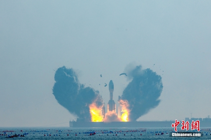 北京时间1月11日13时30分，引力一号遥一运载火箭由太原卫星发射中心在山东海阳附近海域点火升空，将云遥一号18～20星3颗卫星送入预定轨道，飞行试验任务获得圆满成功。这是引力一号火箭首次飞行，创造全球最大固体运载火箭、中国运力最大民商火箭纪录。图/太原卫星发射中心