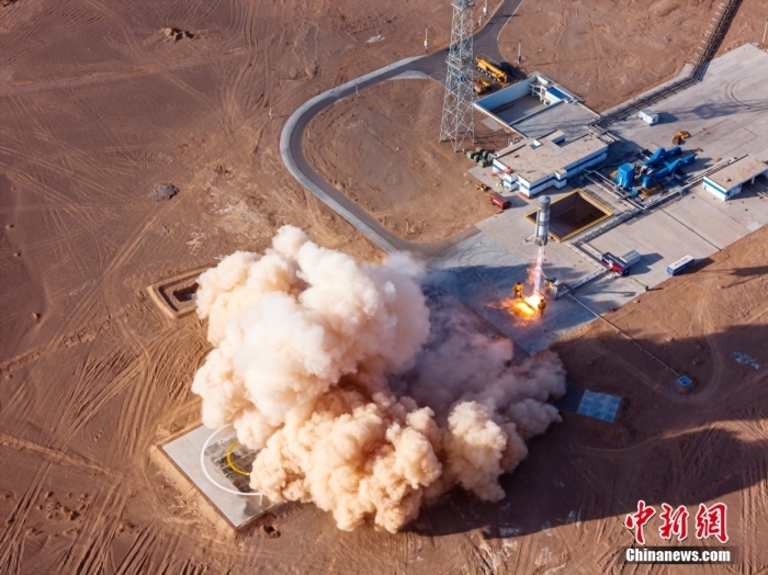 1月19日16时，蓝箭航天自主研发的可重复使用垂直起降回收验证火箭在中国酒泉卫星发射中心点火升空，验证朱雀三号大型液氧甲烷可重复使用火箭的一子级垂直返回关键技术。朱雀三号火箭一子级设计复用次数不少于20次，一次性使用任务的低轨运载能力可达21.3吨，航区回收任务为18.3吨，可支撑卫星互联网组网发射、大型通信卫星地球同步转移轨道发射以及各型飞船发射的任务需求。（无人机照片）蓝箭航天 供图