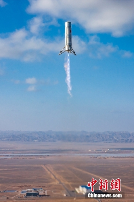 1月19日16时，蓝箭航天自主研发的可重复使用垂直起降回收验证火箭在中国酒泉卫星发射中心点火升空，验证朱雀三号大型液氧甲烷可重复使用火箭的一子级垂直返回关键技术。朱雀三号火箭一子级设计复用次数不少于20次，一次性使用任务的低轨运载能力可达21.3吨，航区回收任务为18.3吨，可支撑卫星互联网组网发射、大型通信卫星地球同步转移轨道发射以及各型飞船发射的任务需求。（无人机照片）蓝箭航天 供图