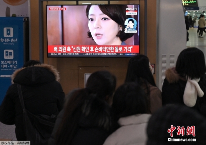 当地时间1月25日，被送往医院救治，韩最大在野党共同民主党党首李在明就此表态称，电视新闻播放裴贤镇资料画面。后被送往医院。决不容忍“政治恐袭”。