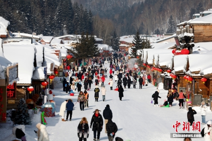资料图：游客在雪乡参观游览。
中新社
记者 富田 摄