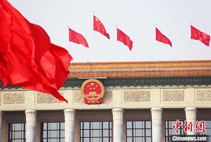 资料图：天安门广场上红旗飘扬。
中新社
记者 刘占昆 摄