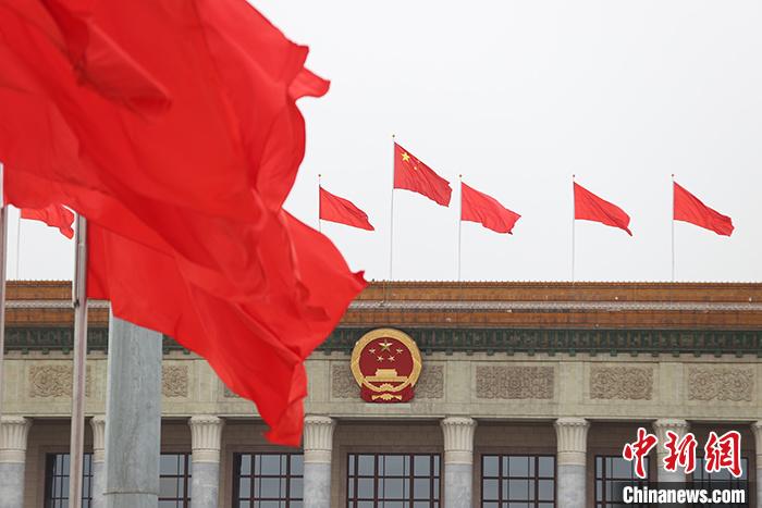 资料图为天安门广场上红旗飘扬。
中新社
记者 蒋启明 摄
