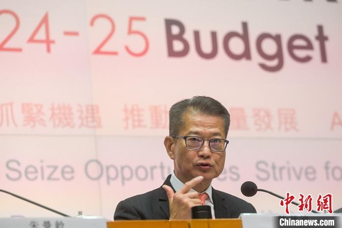2月28日下午，香港特区政府财政司司长陈茂波举行记者会，就新一份财政预算案会见传媒。图为陈茂波出席记者会。 <a target='_blank' href='/'>中新社</a>记者 陈永诺 摄
