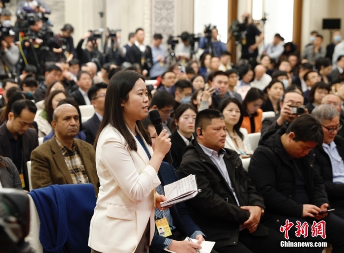 3月3日，全国政协十四届二次会议新闻发布会在北京人民大会堂举行。大会新闻发言人刘结一向中外媒体介绍本次大会有关情况并回答记者提问。图为
中新社
记者朱贺提问。
中新社
记者 韩海丹 摄