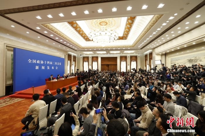 3月3日，全国政协十四届二次会议新闻发布会在北京人民大会堂举行。大会新闻发言人刘结一向中外媒体介绍本次大会有关情况并回答记者提问。
中新社
记者 韩海丹 摄
