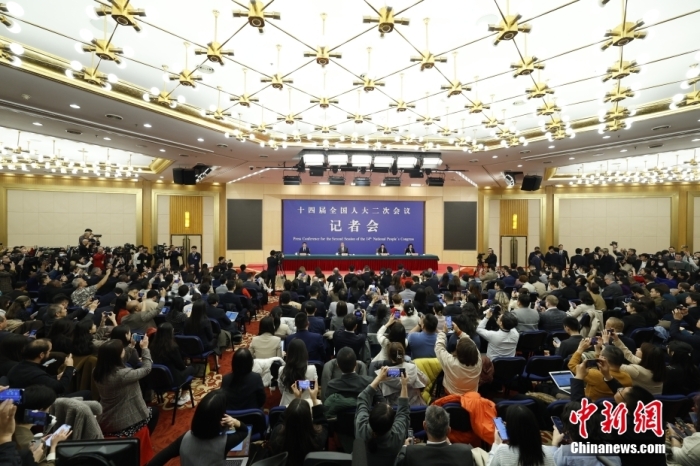 3月7日，十四届全国人大二次会议在北京举行记者会，中共中央政治局委员、外交部长王毅就“中国外交政策和对外关系”相关问题回答中外记者提问。
中新社
记者 韩海丹 摄