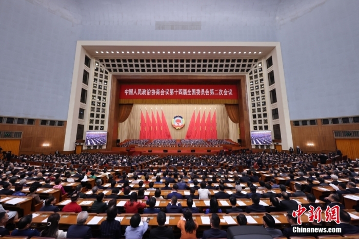 3月10日，全国政协十四届二次会议在北京人民大会堂举行闭幕会。
中新社
记者 盛佳鹏 摄