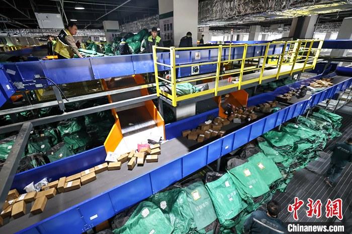 资料图：山西太原，邮政工作人员在分拣快递。<a target='_blank' href='/'>中新社</a>记者 张云 摄